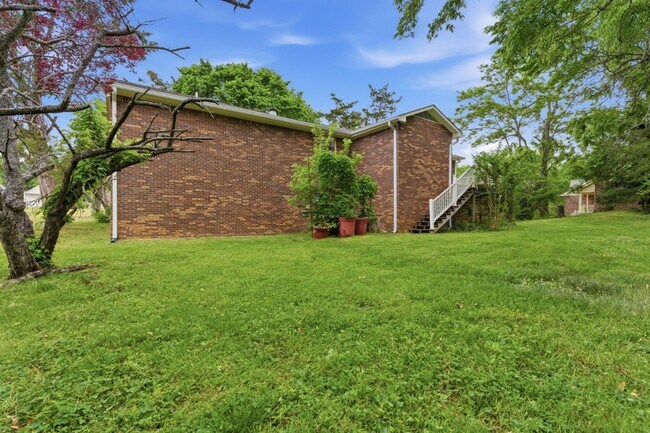 Building Photo - 308 Brookview Ct