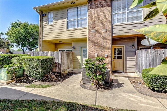 Building Photo - 1515 Sandy Springs Rd