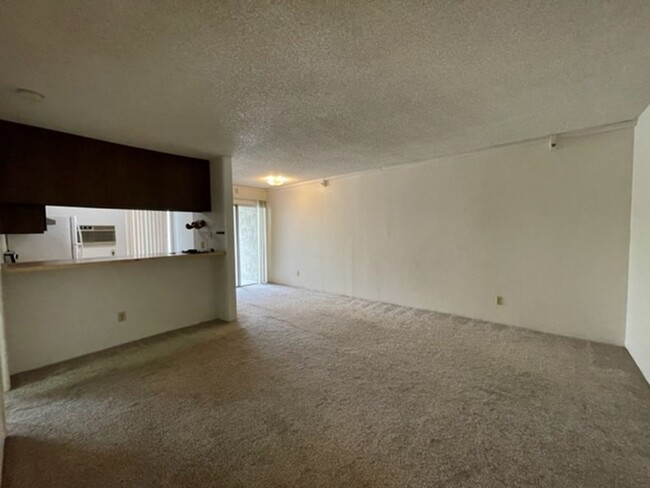 Building Photo - 1 Bedroom 1 Bathroom Single Story Condo on...