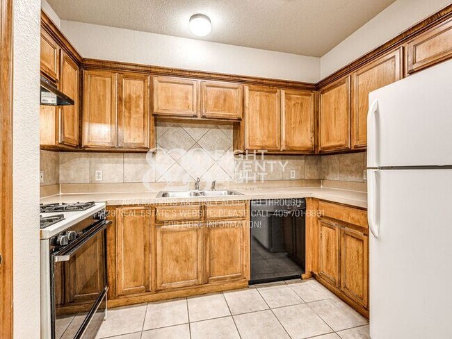 Building Photo - *AVAILABLE NOW!* CUTE 3 BED/2 BATH DUPLEX IN NORMAN!