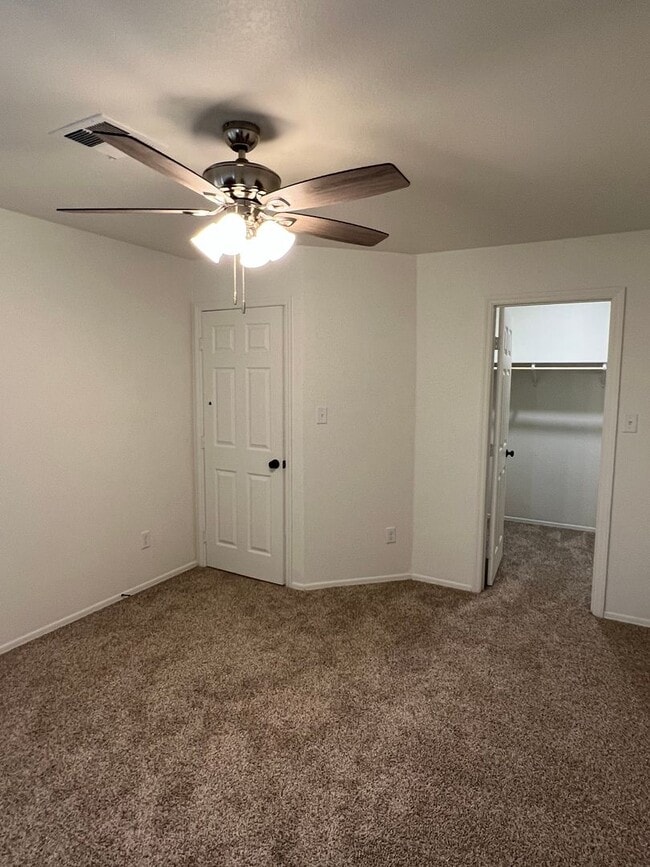 Building Photo - 4 BEDROOM HOME!