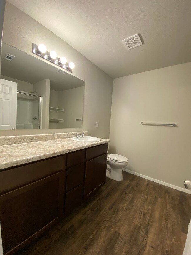 Building Photo - Comfortable 3-Bedroom, 2 Bath Living in Regency Park