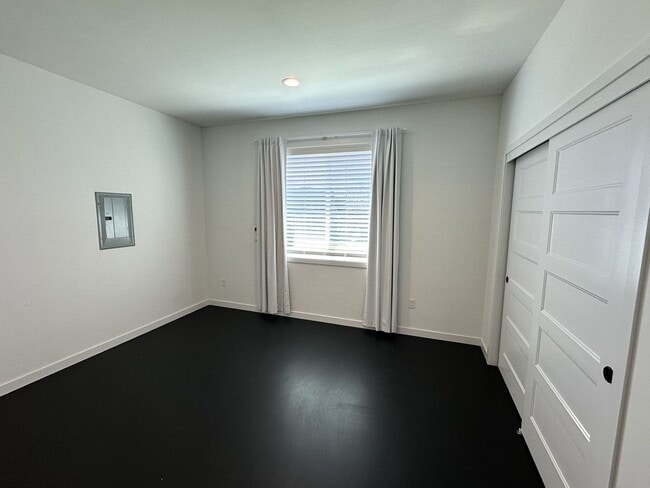 Building Photo - A Bright & Contemporary Home in Pasco