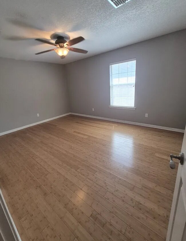 Building Photo - 3 bed 3 bath one block away from Baylor