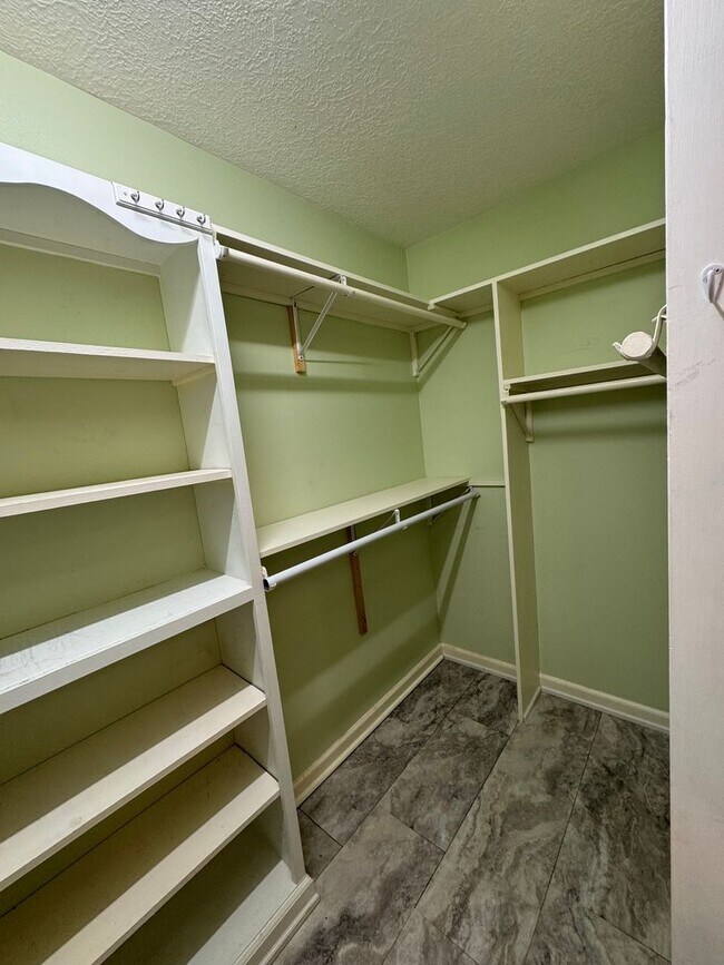 Building Photo - Steps from the Tee—Your Golf Course Home A...