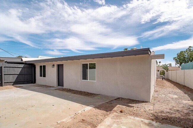 Building Photo - 1017 E West Cir Dr