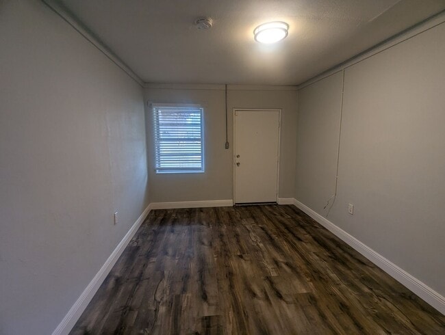 Building Photo - Charming 1 Bedroom 1 Bath Condo. Utilities included. Fury friends Welcome!
