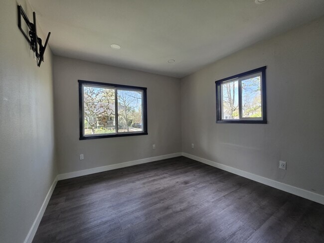 Building Photo - 1060-KE1060 15th St NE