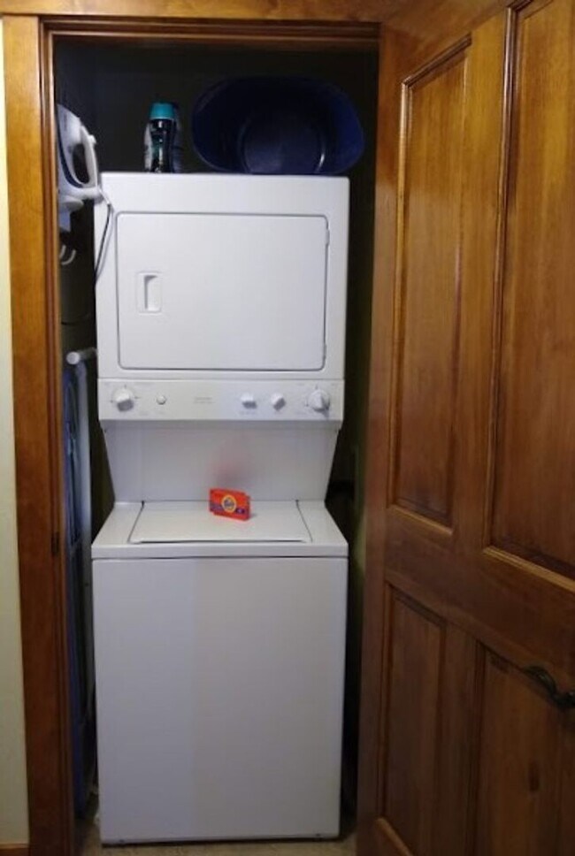 Building Photo - Summer Seasonal Rental - The Cache at Union Creek #3-101