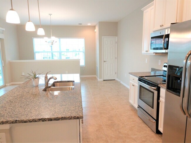 Building Photo - Impressive Annual Unfurnished Condo with C...