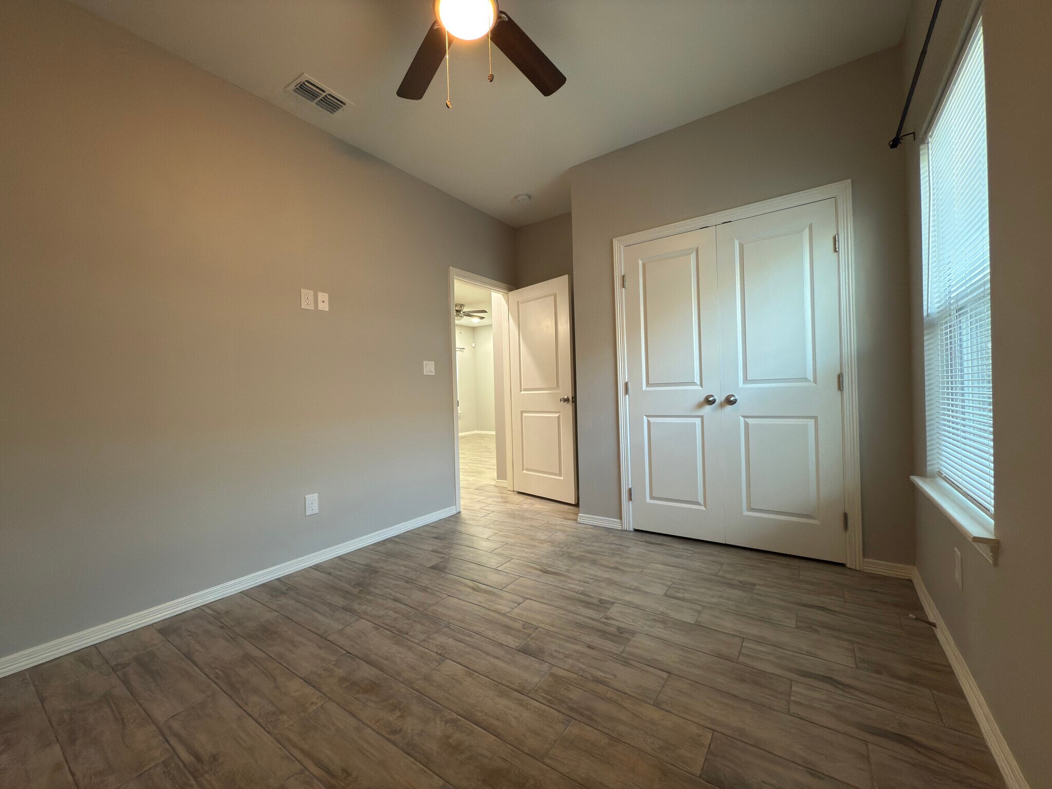 Building Photo - 1404 W Heritage Dr