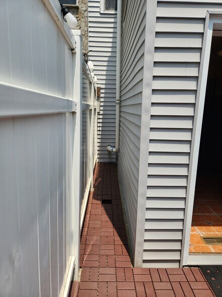 Side area - 604 Gerritt St