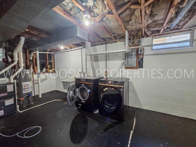 Building Photo - 4 Bedroom Split-Level Home for Rent in Urbandale – 2 Living Areas & Private Backyard!