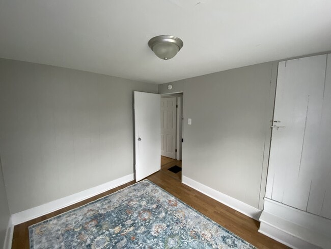 Building Photo - 325 Valley St