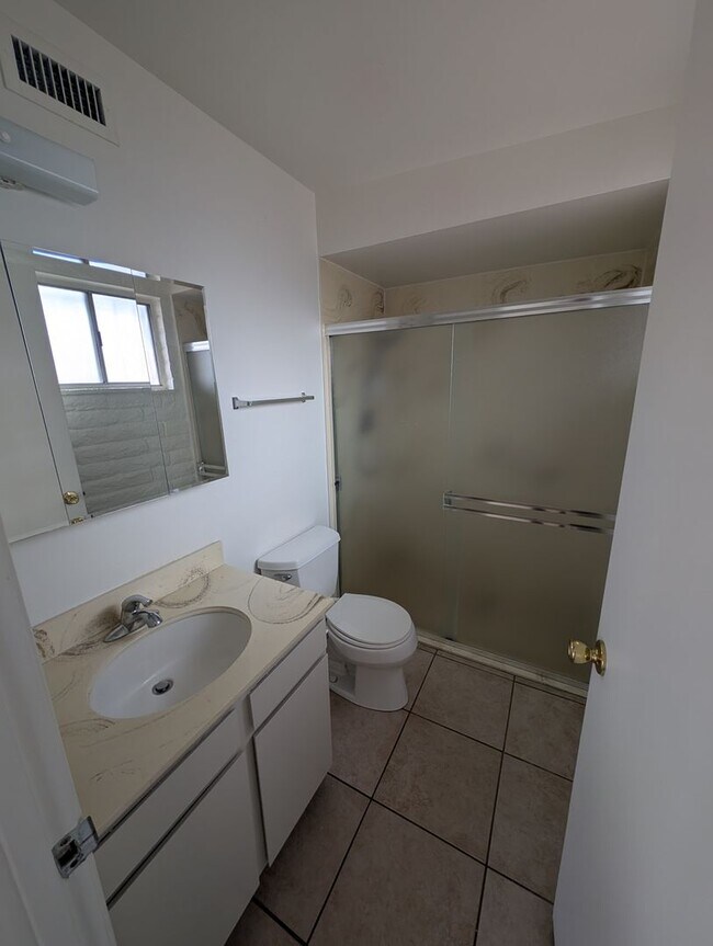 Building Photo - Comfortable West Side Rental