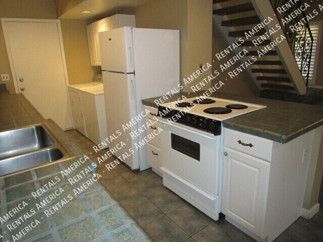 Building Photo - 711 E North Ln