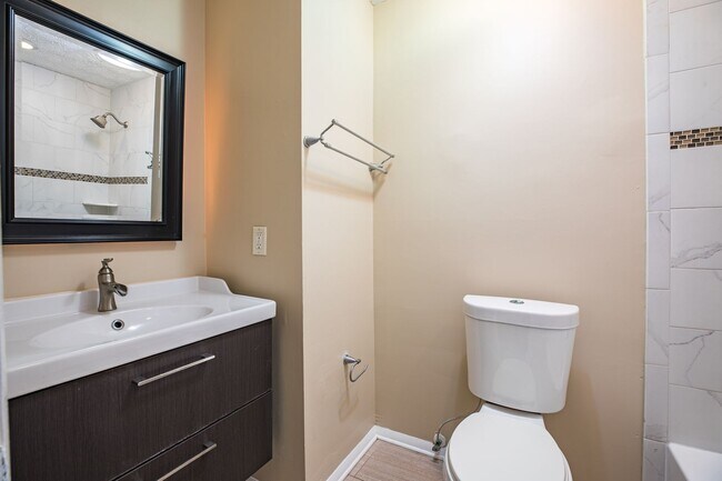 Building Photo - Great Rental in Heritage South!