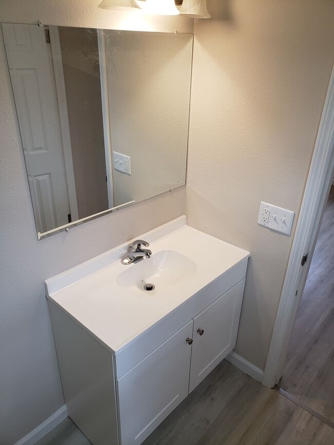 Building Photo - SPACIOUS 3 BEDROOM 2 BATH AVAILABLE NOW!!