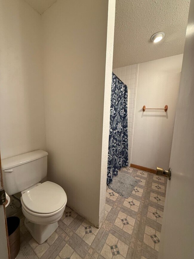 Building Photo - Spacious 4 bedroom, 2 bath home AVAILABLE NOW!