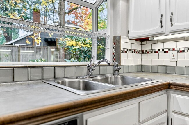 Building Photo - 13525 SW Roan Ct