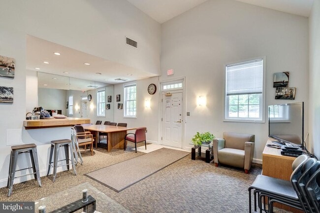 Building Photo - 1716 W Abingdon Dr