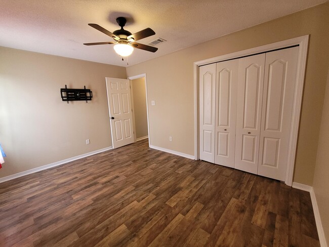 Building Photo - 9573 Brentwood Blvd