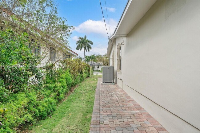 Building Photo - 300 187th St