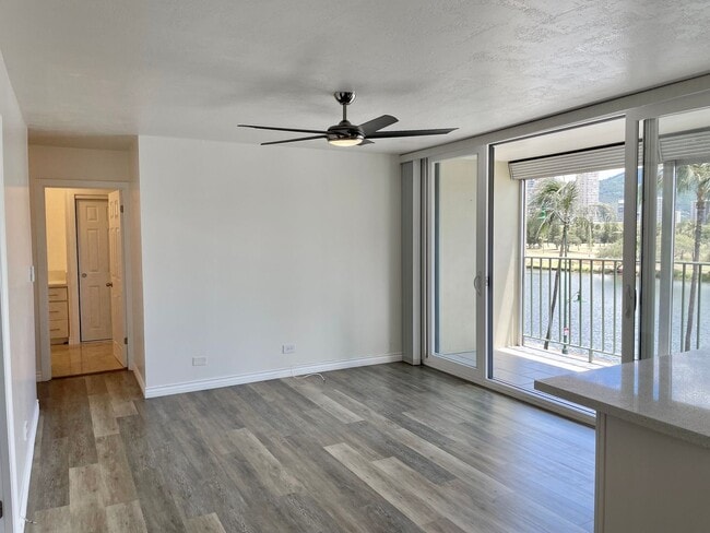 Building Photo - Newly Renovated 2-Bedroom Condo with Ala W...