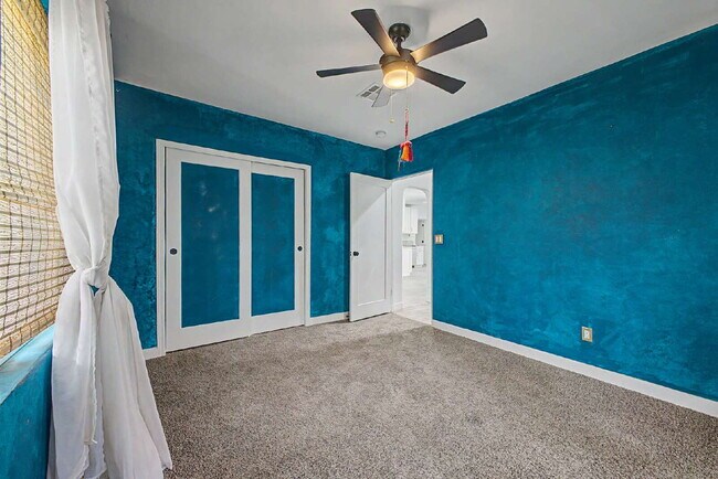 Building Photo - Blue Beauty in Historic District!!