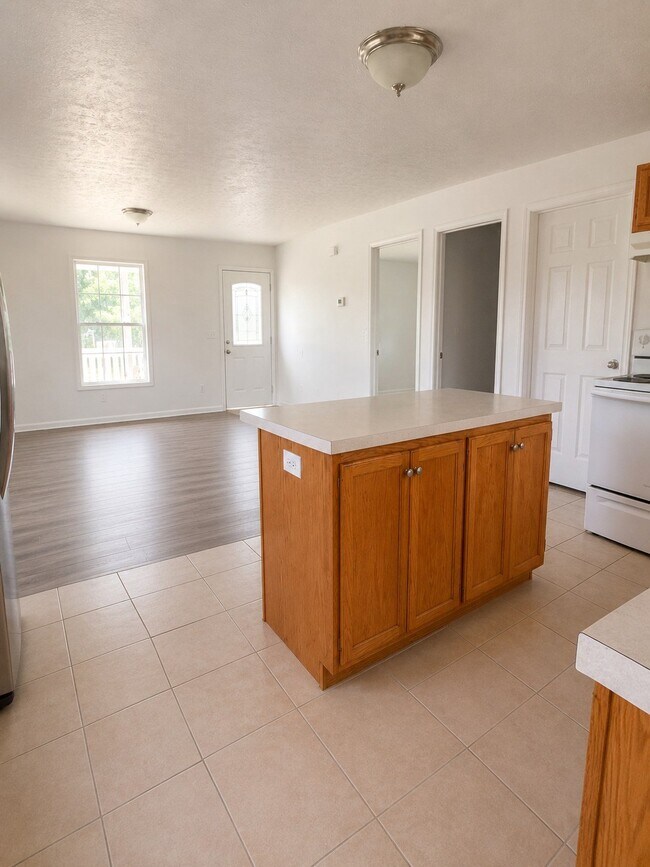 Building Photo - 211 Memory Ln