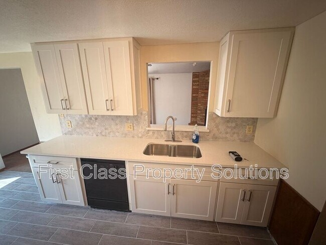 Building Photo - 8613 E Parkridge Dr