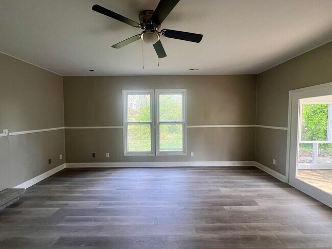 Building Photo - Three bedroom, 1 bath home in Burlington