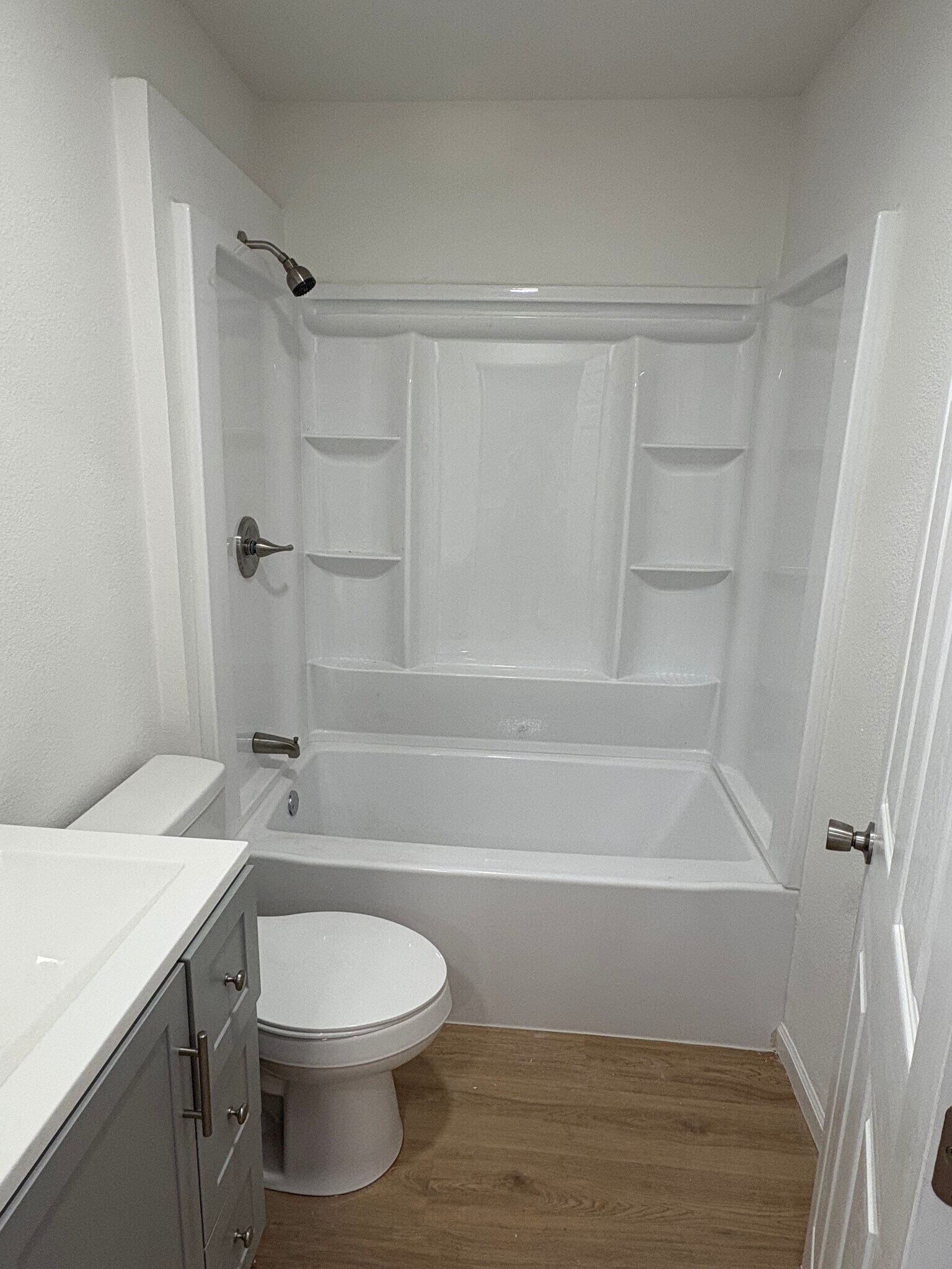 Bathroom (#A) - 214 Kimble St