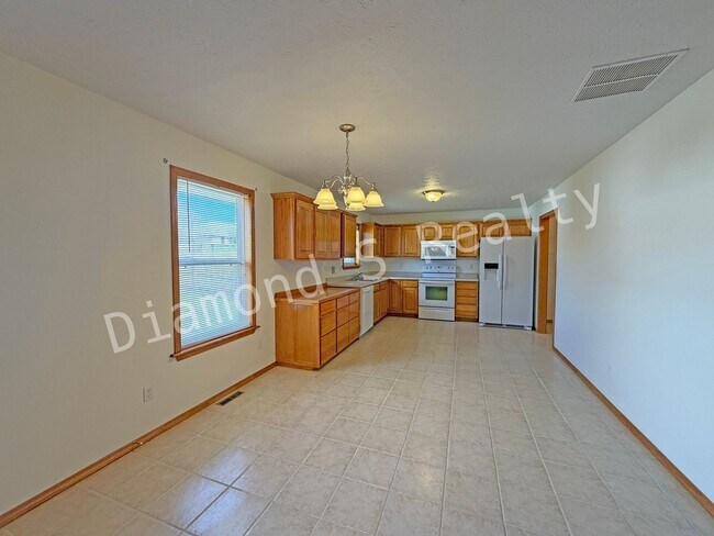 Building Photo - Beautiful 3 Bedroom Home with Shop Located in Southwest Springfield