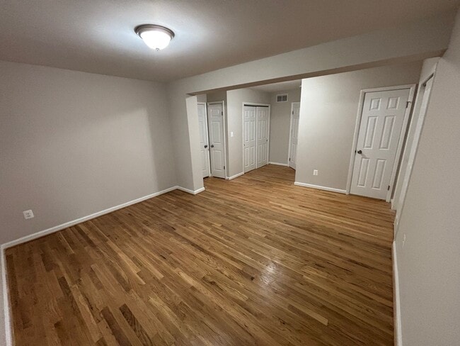 Building Photo - 4 Bedroom 3 Full Bathrooms Newly Renovated...