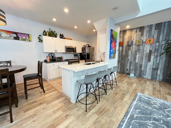 Building Photo - Lovely 2Bd + 2.5Ba in Beaverton!! Minutes Away From Nike! New Roof, Fence, Paint and Additional B...