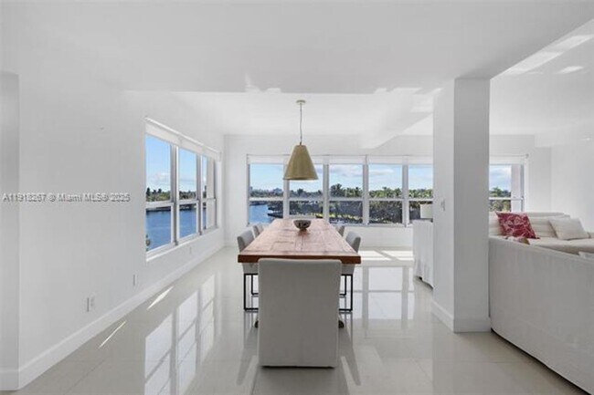 Building Photo - 9102 W Bay Harbor Dr