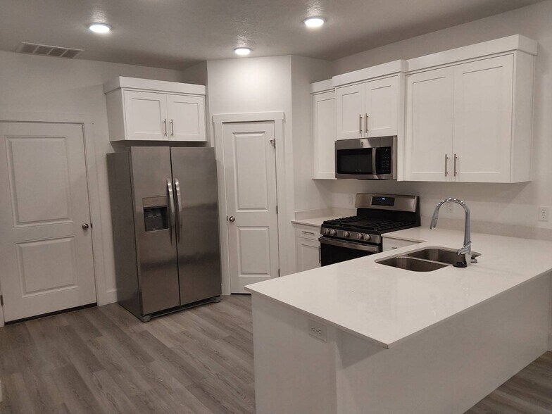 Building Photo - 3165 S 350 W