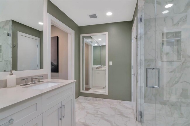 Building Photo - 1120 E Kennedy Blvd