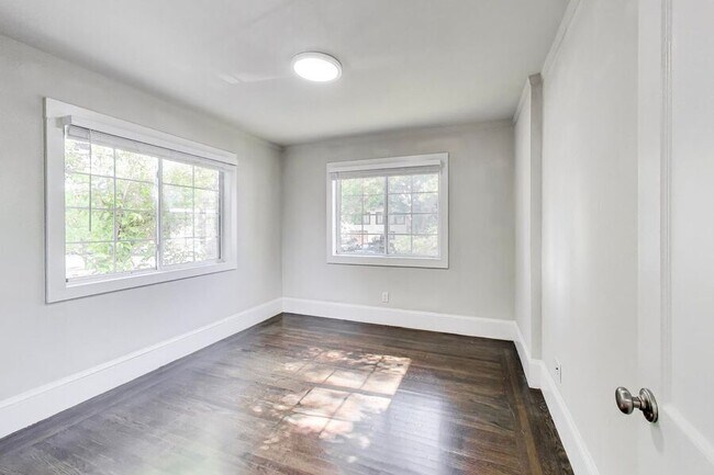 Building Photo - 825 55th St