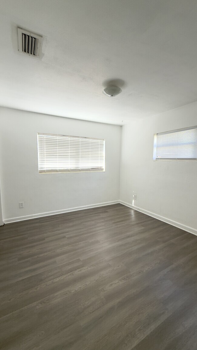 Building Photo - 231 N Collen Rd