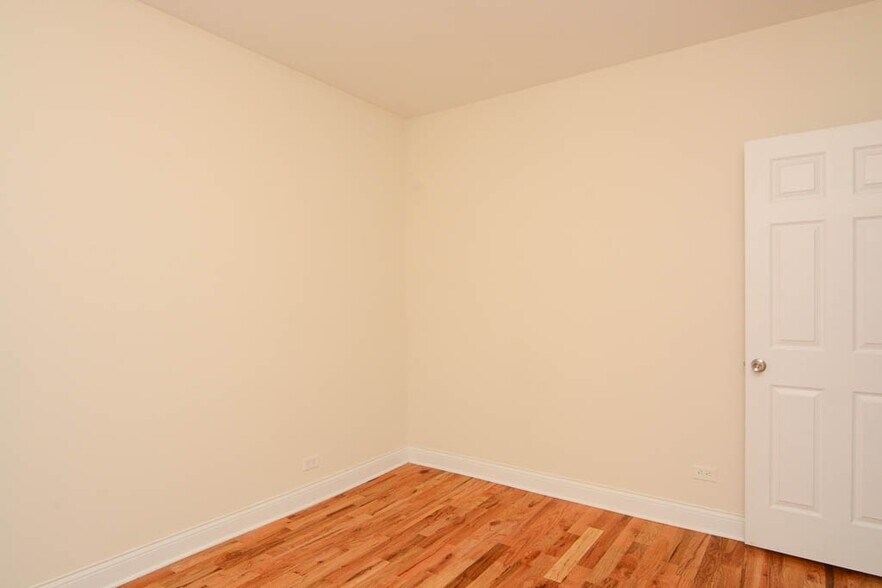 Building Photo - 629 W Cornelia Ave