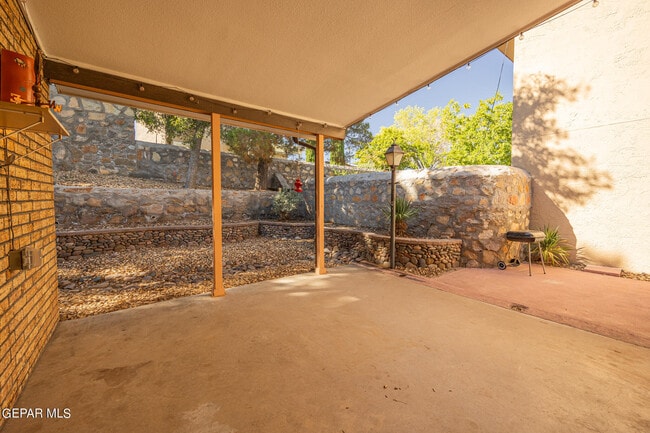 Building Photo - 6851 Ridge Top Dr