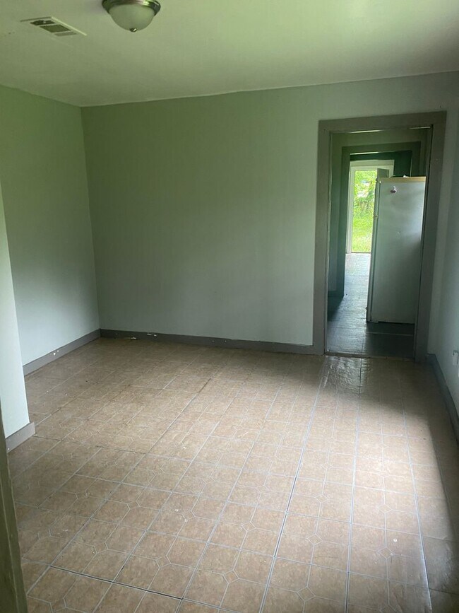 Building Photo - 458 E 71st St