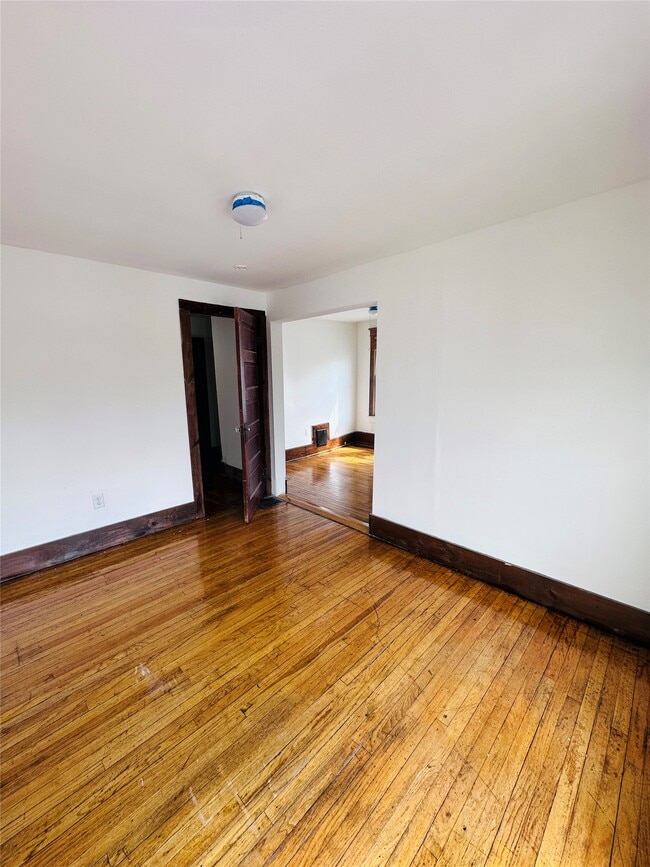 Building Photo - 210 Squires Ave