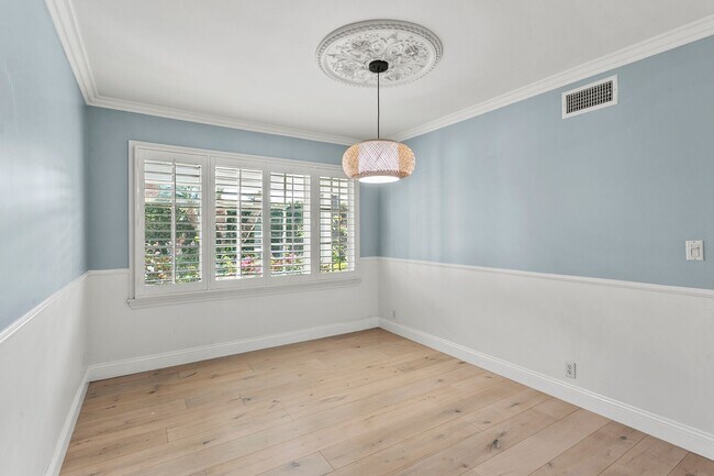Building Photo - Remodeled Huntington Home!