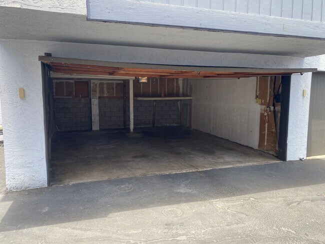 Building Photo - Move-In Special! Large 2BR Condo with GARAGE