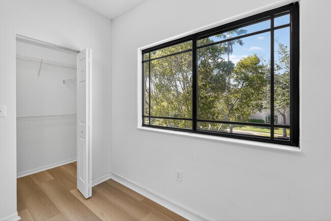 Building Photo - 2804 Sarento Pl