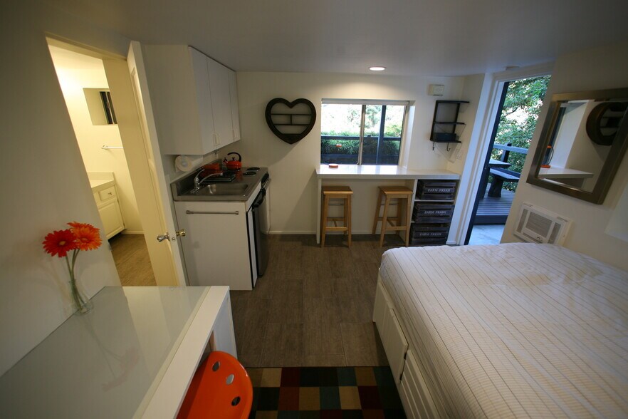 Building Photo - 1999 N Sycamore Ave