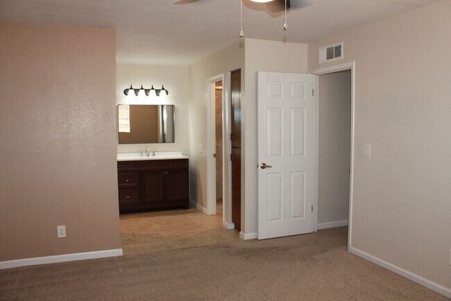 Building Photo - Awesome Mesa Location! Recker and Brown